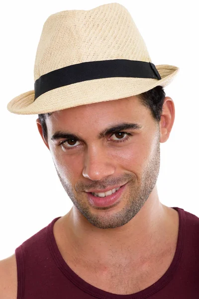 Gesicht eines jungen glücklichen hispanischen Mannes, der mit Hut lächelt — Stockfoto