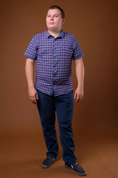 스튜디오에서는 배경에 보라색 체크무늬 셔츠를 남자의 사진을 찍었다 — 스톡 사진