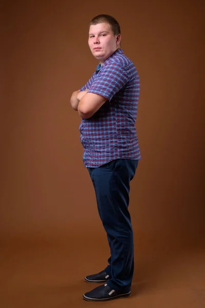 Studio Shot Overweight Young Man Wearing Purple Checkered Shirt Brown — Stock Photo, Image