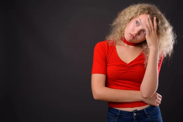 Studio Skott Ung Vacker Kvinna Med Blont Lockigt Hår Mot — Stockfoto