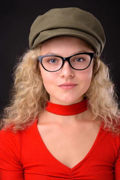 Jovem mulher bonita com cabelo encaracolado loiro contra backgro cinza — Fotografia de Stock