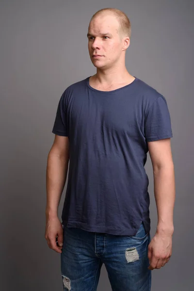 Hombre calvo con camisa azul sobre fondo gris —  Fotos de Stock