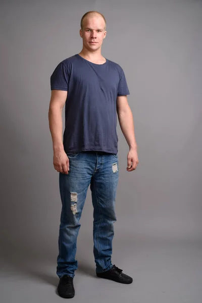 Hombre calvo con camisa azul sobre fondo gris —  Fotos de Stock