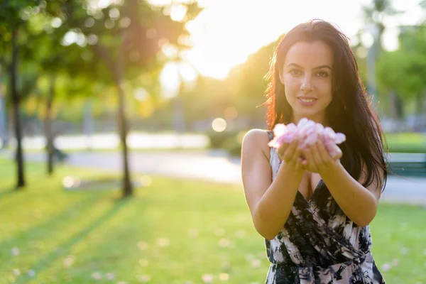 Jeune belle femme hispanique se détendre dans le parc — Photo