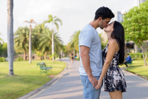 Junges hispanisches Paar entspannt gemeinsam im Park — Stockfoto