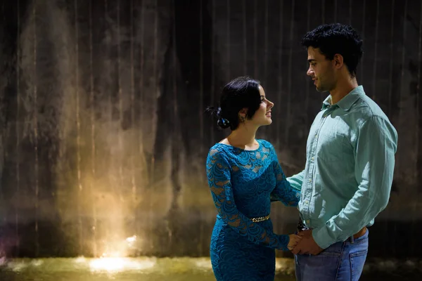 Jeune couple hispanique explorant les rues de la ville la nuit togeth — Photo