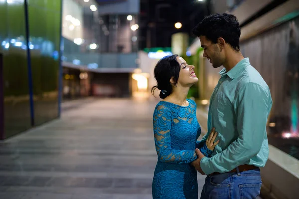Jeune couple hispanique explorant les rues de la ville la nuit togeth — Photo