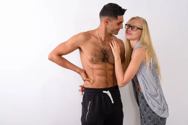Junger muskulöser persischer Mann und schöne blonde Frau zusammen — Stockfoto
