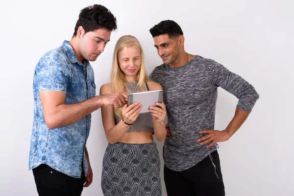 Drie multi-etnische vrienden samen tegen witte achtergrond — Stockfoto