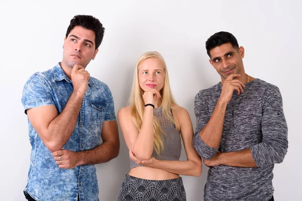 Drie multi-etnische vrienden samen tegen witte achtergrond — Stockfoto