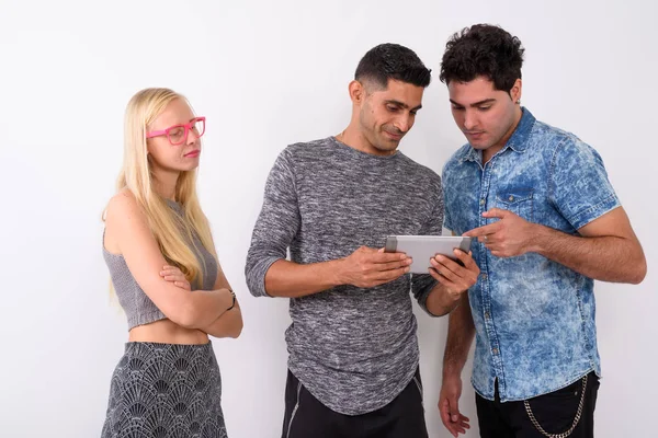 Drie multi-etnische vrienden samen tegen witte achtergrond — Stockfoto