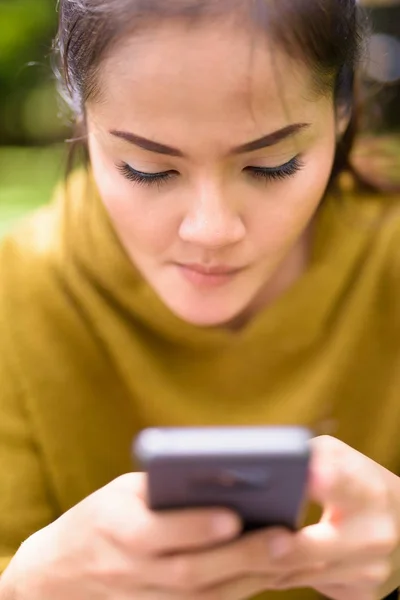 Närbild av asiatisk kvinna med mobiltelefon — Stockfoto