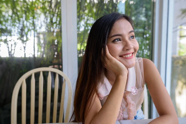 Young beautiful Asian woman relaxing at the coffee shop — Stock Photo, Image