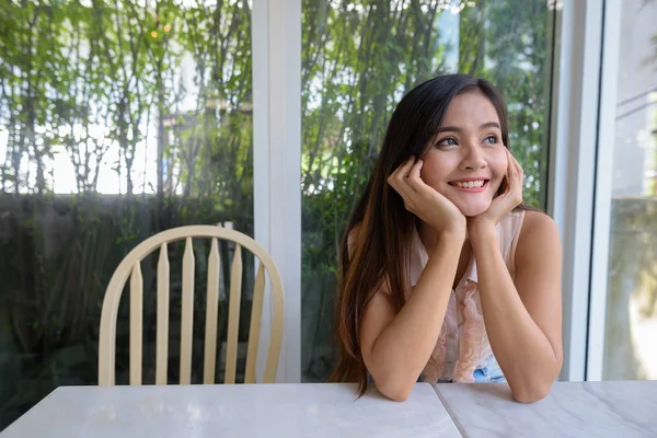 Tineri frumoase asiatice femeie relaxare la cafenea — Fotografie, imagine de stoc