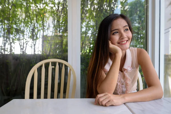 Joven hermosa mujer asiática relajándose en la cafetería —  Fotos de Stock