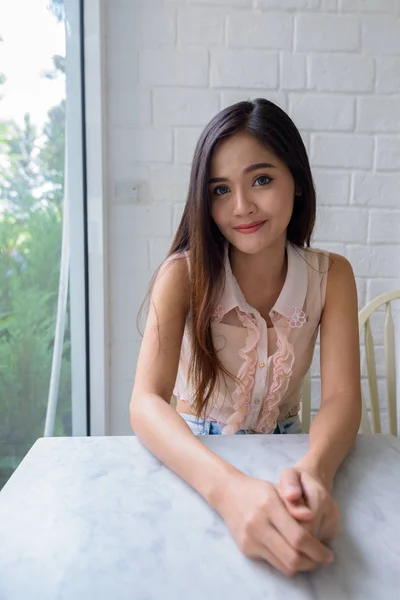 年轻美丽的亚洲女人在咖啡店休息 — 图库照片
