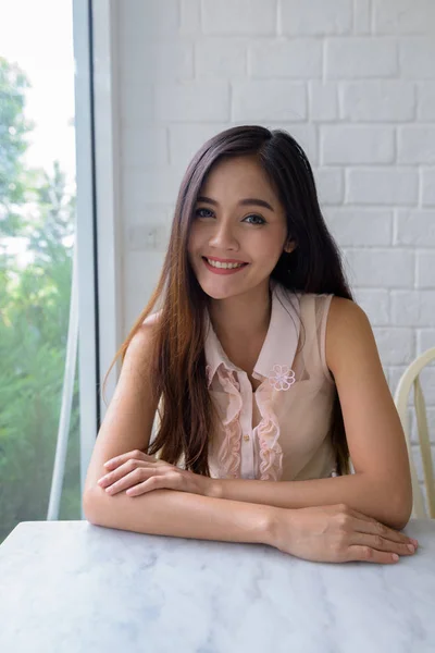 Młoda piękna Azjatka relaksująca się w kawiarni — Zdjęcie stockowe