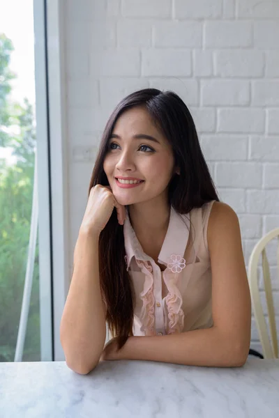Mladá krásná asijská žena relaxační v kavárně — Stock fotografie