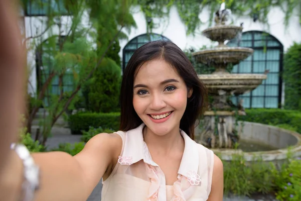 Gyönyörű fiatal ázsiai nő vesz selfie, míg pihen a — Stock Fotó