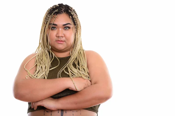 Studio shot de jeune grosse femme asiatique avec les bras croisés — Photo