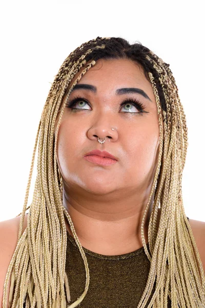 Arc fiatal kövér ázsiai nő gondolkodás közben felnézett — Stock Fotó