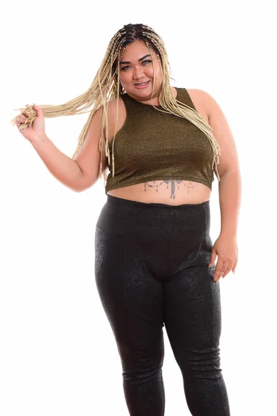 Studio shot de joven feliz grasa asiática mujer sonriendo mientras standdin — Foto de Stock