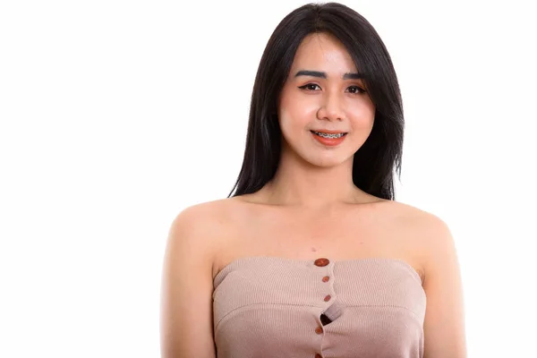 Estudio disparo de joven feliz asiático transexual mujer sonriendo — Foto de Stock