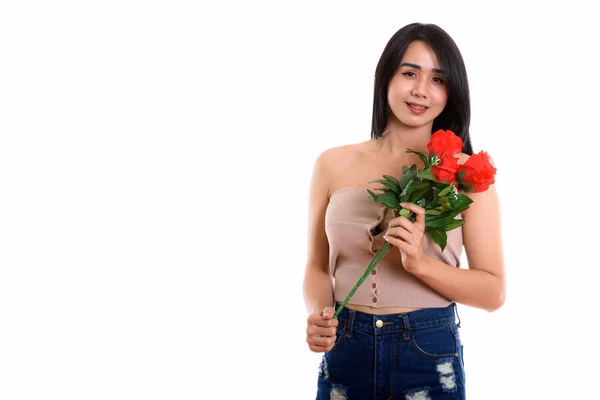 Studioaufnahme einer jungen glücklichen asiatischen Transgender-Frau, die lächelt, während — Stockfoto