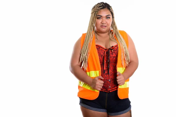 Jeune graisse asiatique construction femme tenant gilet de sécurité tandis que wea — Photo