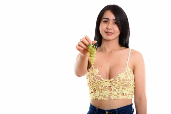 Studioaufnahme einer jungen glücklichen asiatischen Transgender-Frau, die lächelt, während — Stockfoto