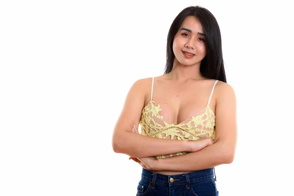 Studioaufnahme einer jungen glücklichen asiatischen Transgender-Frau, die mit — Stockfoto