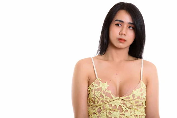 Studioaufnahme einer jungen asiatischen Transgender-Frau, die beim Aussehen denkt — Stockfoto