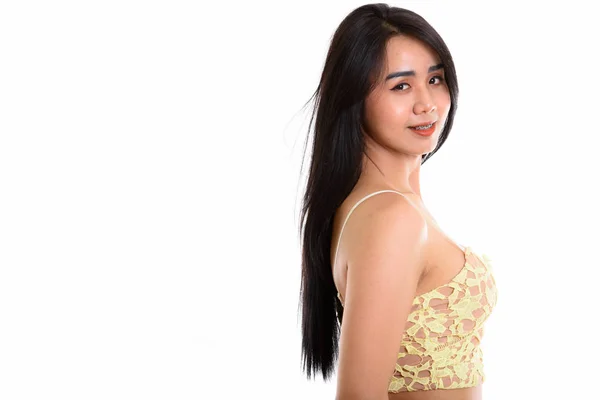 Studioaufnahme einer jungen glücklichen asiatischen Transgender-Frau, die lächelt, während — Stockfoto