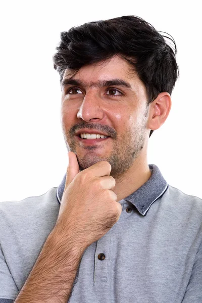 Rosto de jovem feliz persa homem sorrindo e pensando enquanto looki — Fotografia de Stock