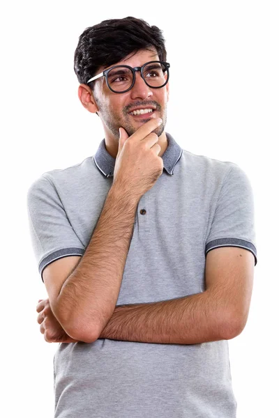 Studio colpo di giovane felice uomo persiano sorridente e pensare whil — Foto Stock