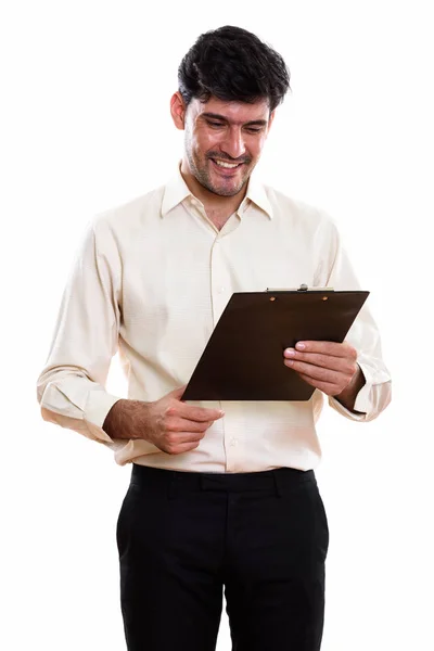 Estúdio tiro de jovem feliz empresário persa sorrindo enquanto rea — Fotografia de Stock