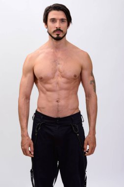 Yakışıklı adam shirtlessn beyaz arka plan stüdyo çekim