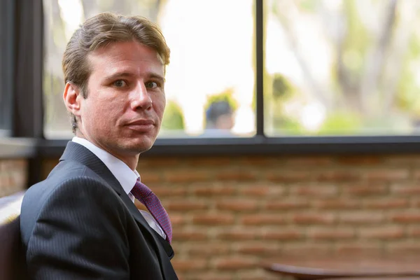 Retrato del hombre de negocios sentado en la cafetería — Foto de Stock