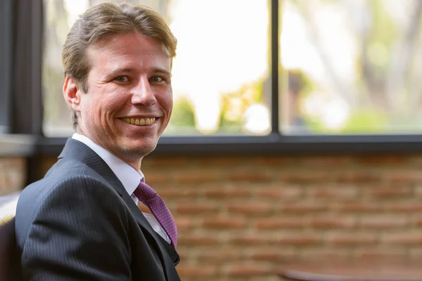 Retrato del hombre de negocios feliz sonriendo en el café — Foto de Stock