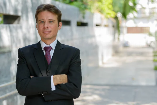 Empresario con brazos cruzados al aire libre en la ciudad — Foto de Stock