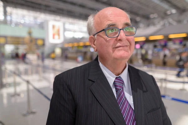 Overweight senior businessman lounging around the airport of Ban — Stock Photo, Image