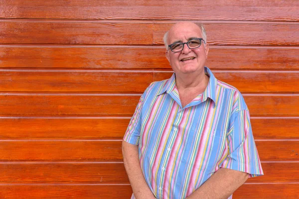 Hombre turístico senior con sobrepeso que explora la ciudad de Bangk — Foto de Stock