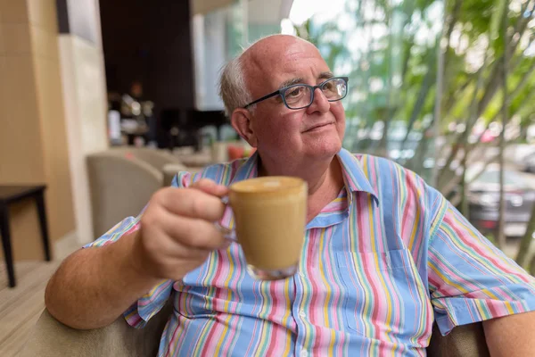 Overweight senior tourist man exploring around the city of Bangk — Stock Photo, Image