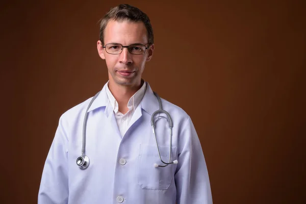 Studio photo de l'homme médecin sur fond brun — Photo