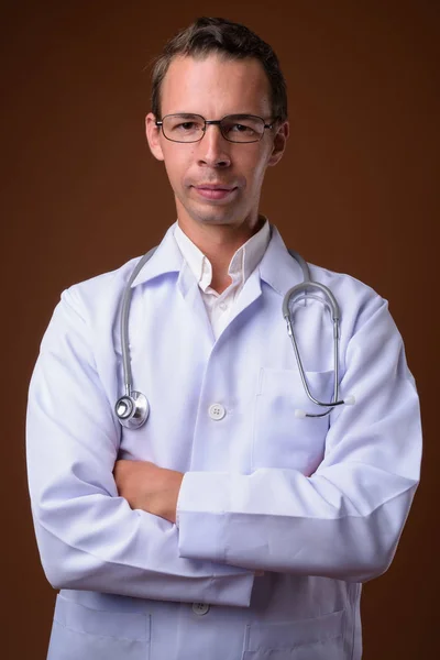 Studio photo de l'homme médecin sur fond brun — Photo