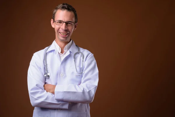 Studio photo de l'homme médecin sur fond brun — Photo