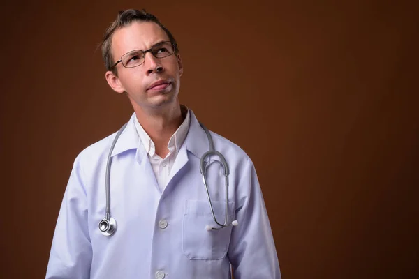 Studio photo de l'homme médecin sur fond brun — Photo