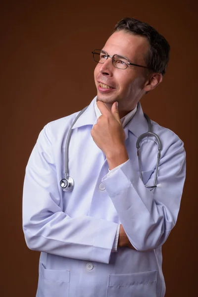 Studio photo de l'homme médecin sur fond brun — Photo