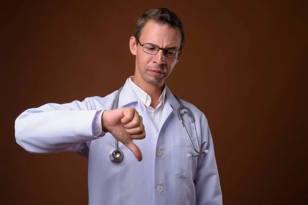 Студийный снимок человека врача на коричневом фоне — стоковое фото