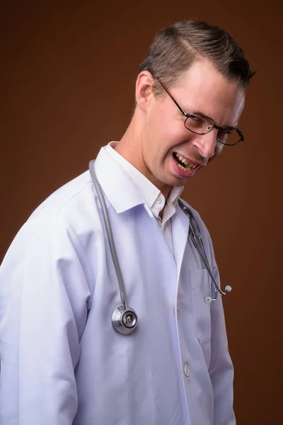 Студийный снимок человека врача на коричневом фоне — стоковое фото